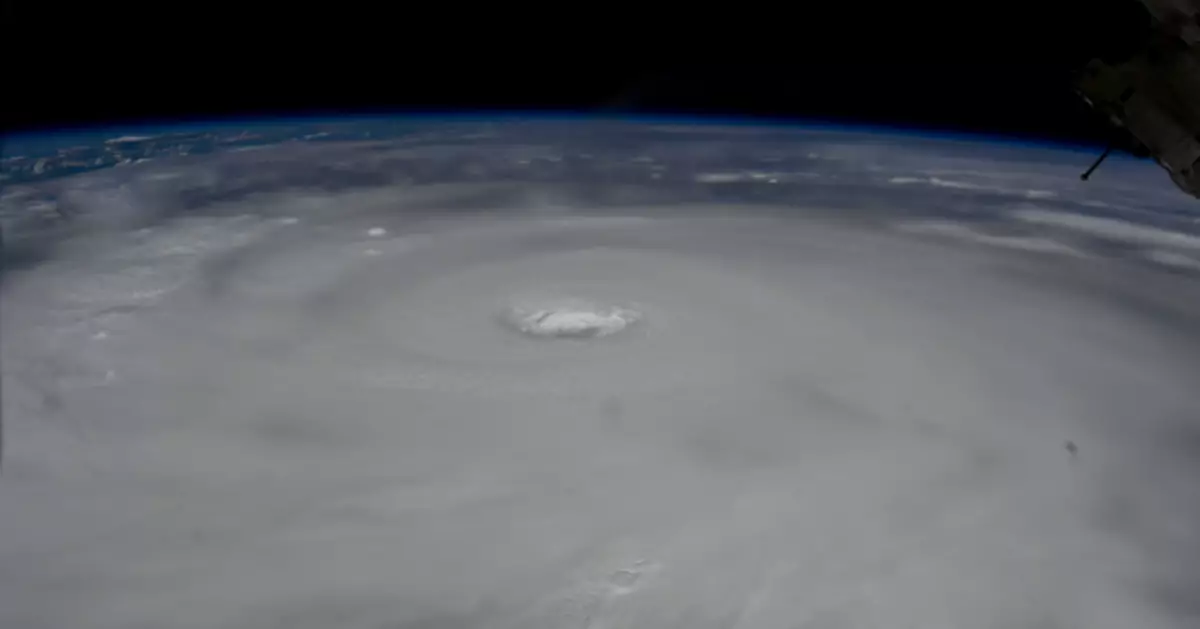 風暴樺加沙 | 太空人直擊超巨風眼：厚重雲牆宛如巨獸 憂地面情況