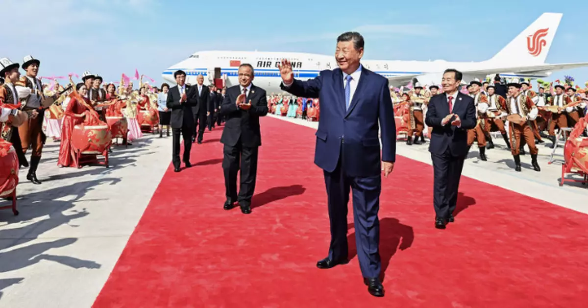 習近平率中央代表團抵達烏魯木齊 出席新疆自治區成立70周年慶祝活動