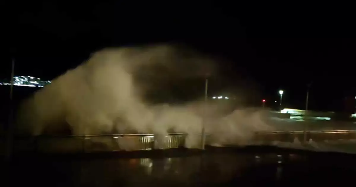 暴風樺加沙｜入夜後杏花邨岸邊波濤洶湧 海水浸沒行人路