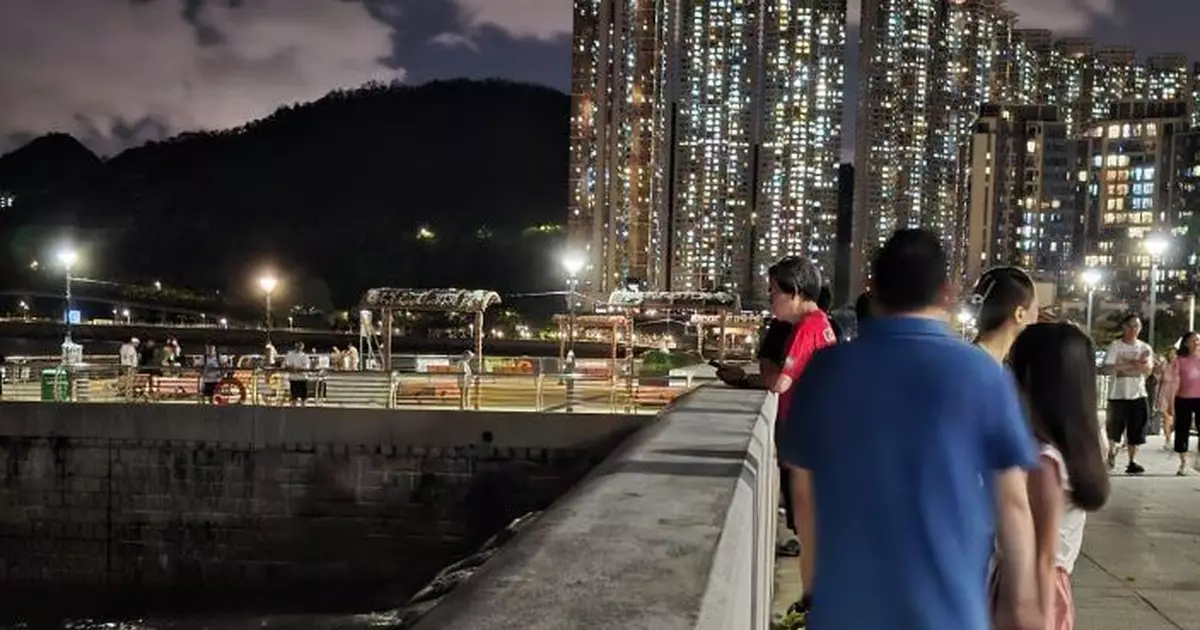 風暴樺加沙 | 尖沙咀將軍澳海傍不乏市民遊客看風景 天文台：海有極巨浪籲遠離岸邊