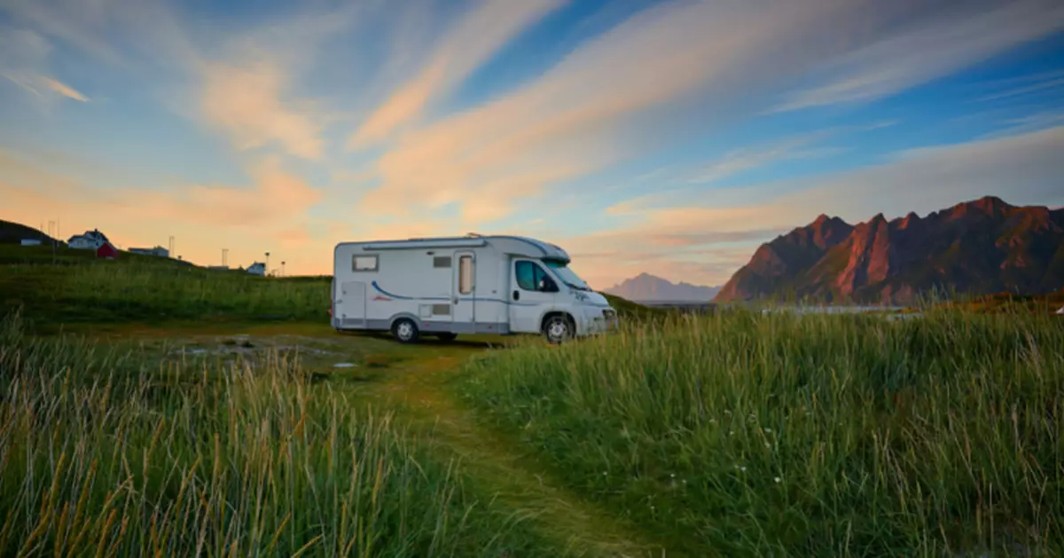 英富人區遭旅行者「閃電佔領」 居民瞓醒驚見綠地變硬地