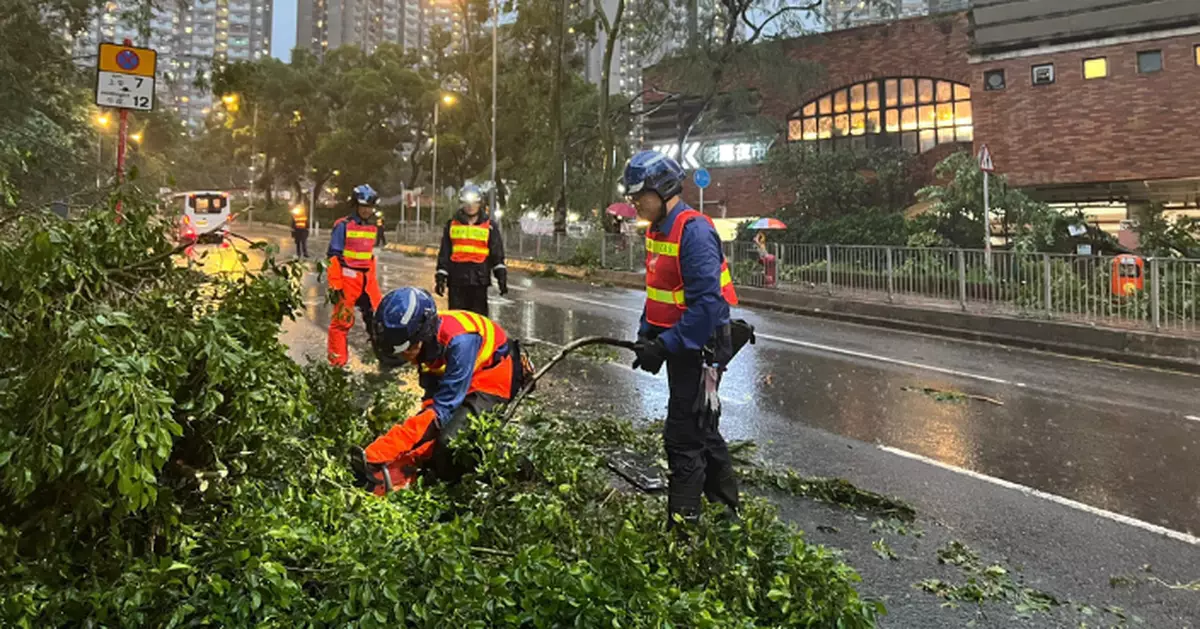 民安隊協助清理主要道路障礙物 助住臨時庇護中心居民回家