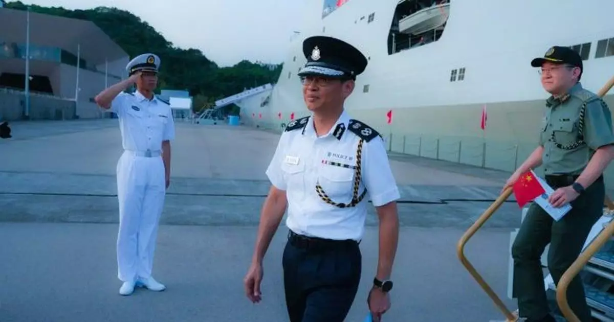 紀律部隊代表參觀訪港軍艦   感受國家軍事實力振人心