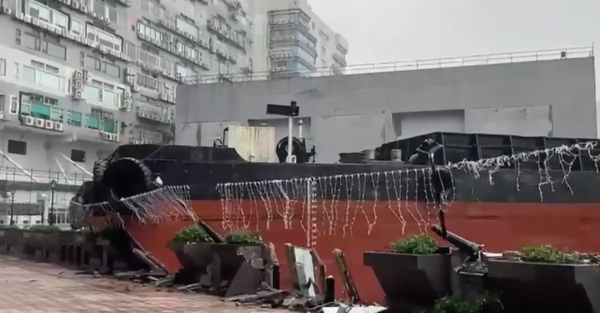 風暴樺加沙｜紅磡海旁大風大浪 多艘躉船撞向岸邊