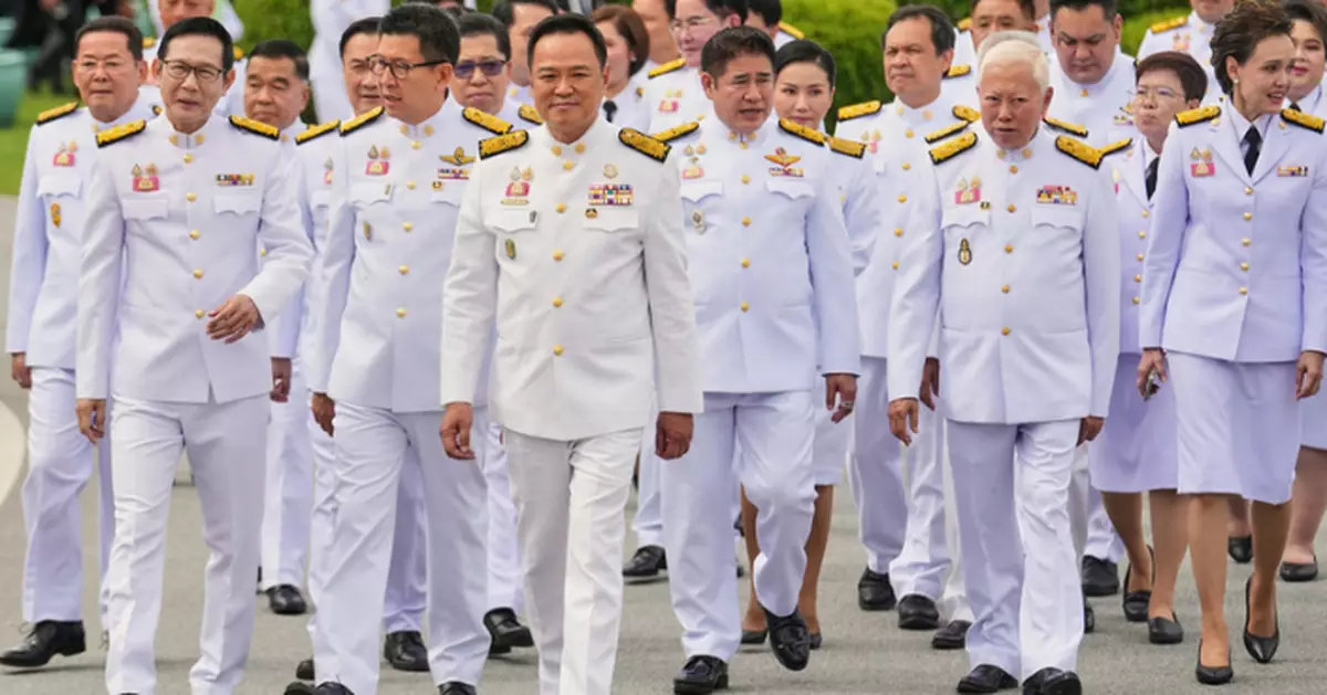 泰國總理阿努廷率領內閣向國王哇集拉隆功宣誓就任