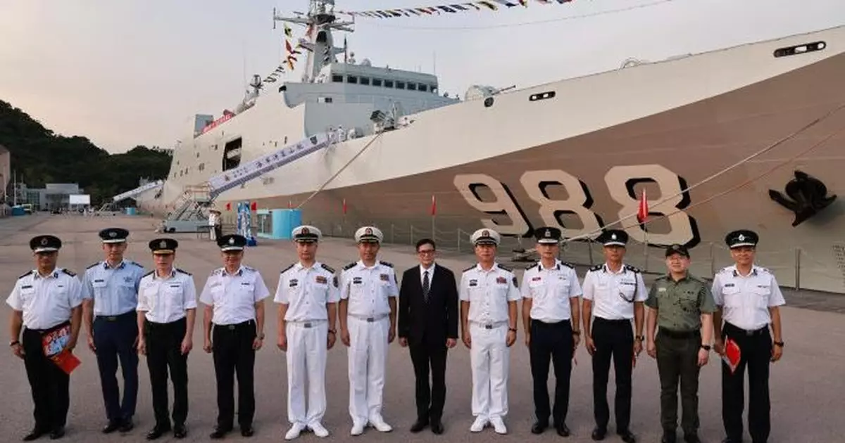 鄧炳強與紀律部隊首長登戚繼光艦和沂蒙山艦參觀   為國家軍事力量強大感自豪