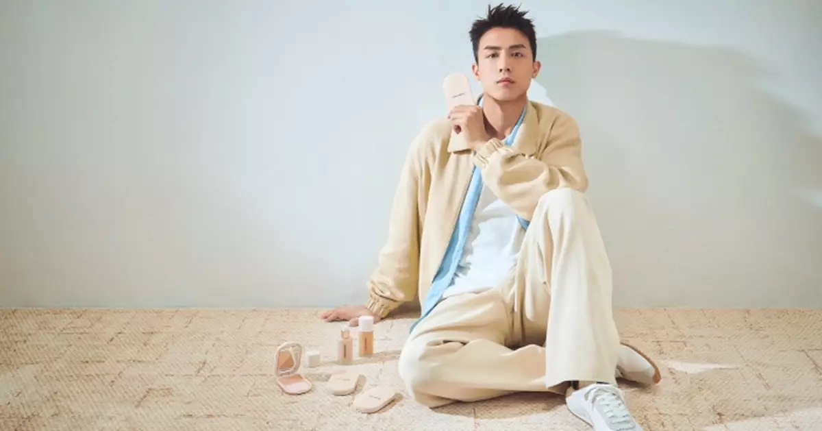 AK@MIRROR愛輕盈清爽妝感演繹不同無瑕魅力 廣告呈獻日常工作第一身視覺