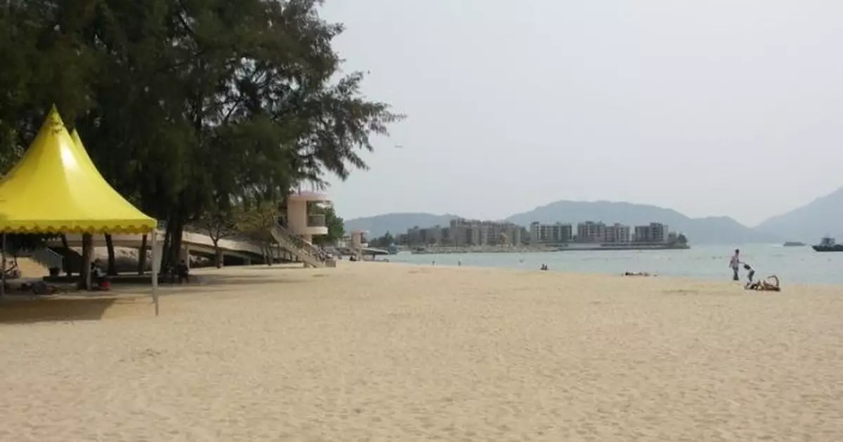 五旬漢10號風球下屯門黃金泳灘游泳 涉違例遭警方票控