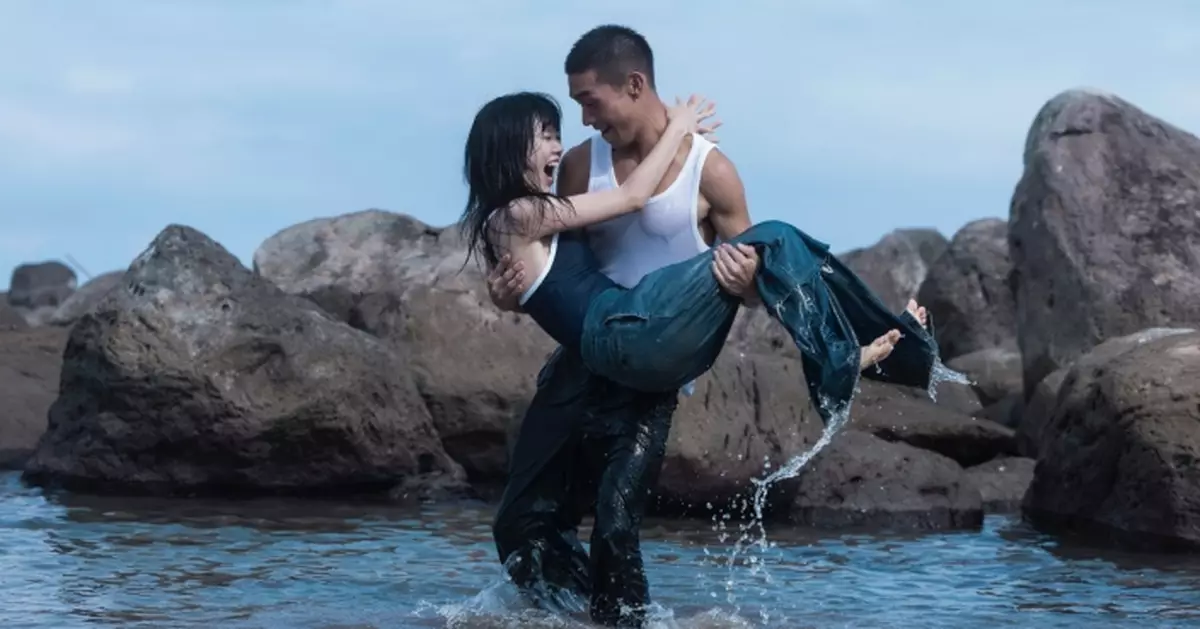 白安〈路邊野餐〉MV化身末日愛情旅程 邀牧森烈日海邊展科幻浪漫冒險