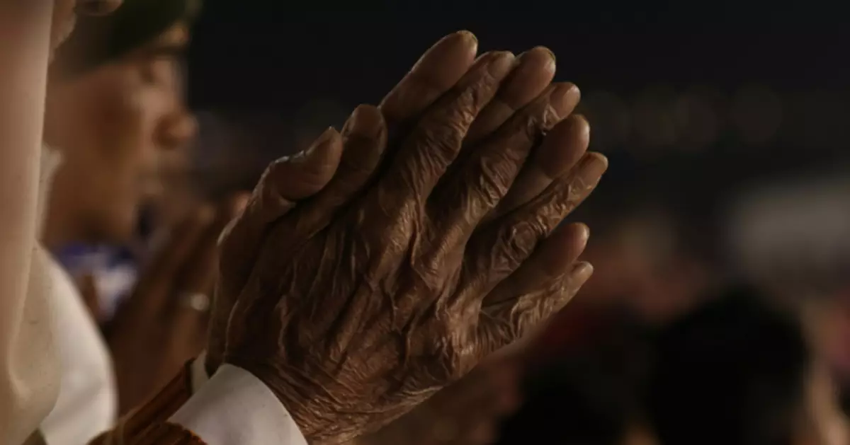 美簽證費飆升10萬 印度「簽證神廟」爆滿 信徒捧護照求「猴神」打救