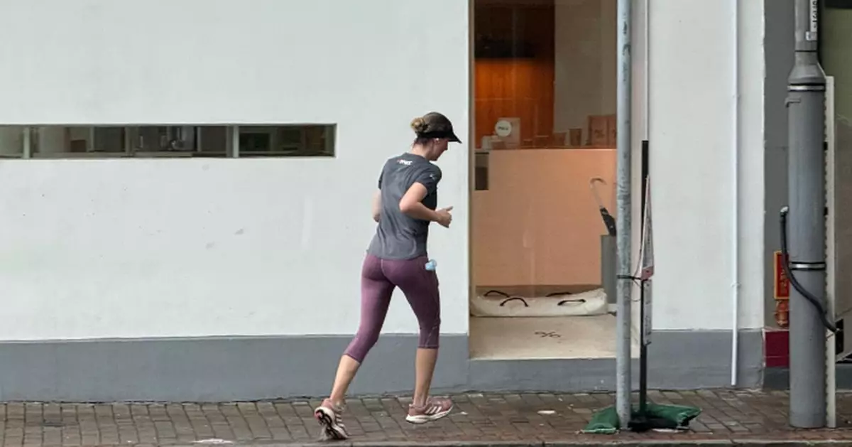 堅尼地城風勢雨勢間中強勁　有市民如常跑步放狗　