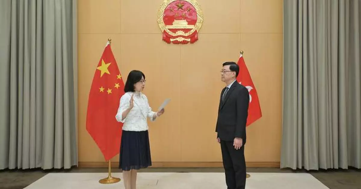 鍾麗玲宣誓擁護《基本法》及效忠香港特區