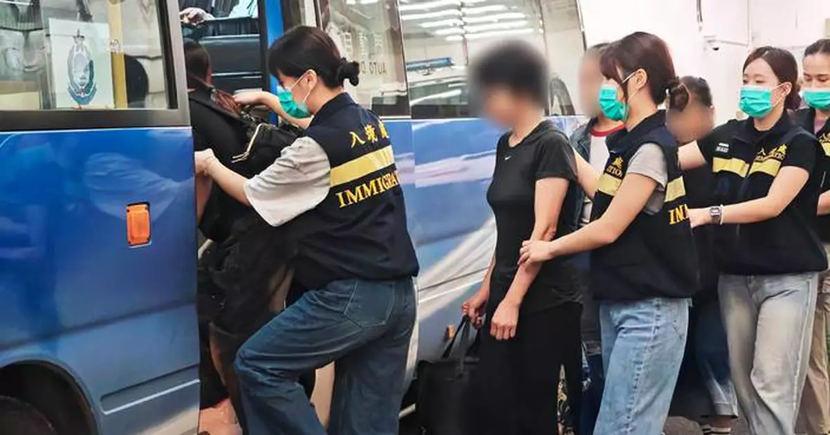 入境處遣返31名越南籍非法入境者回國