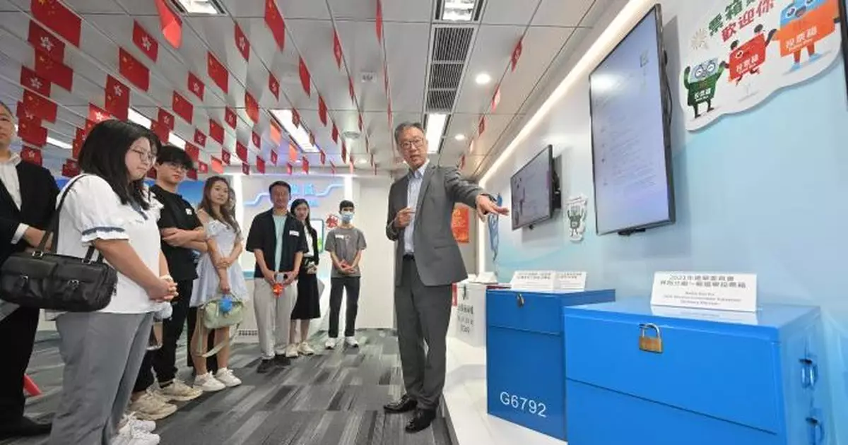 選舉事務處國慶開放日　陸啟康與青年團體交流意見講解選舉資訊