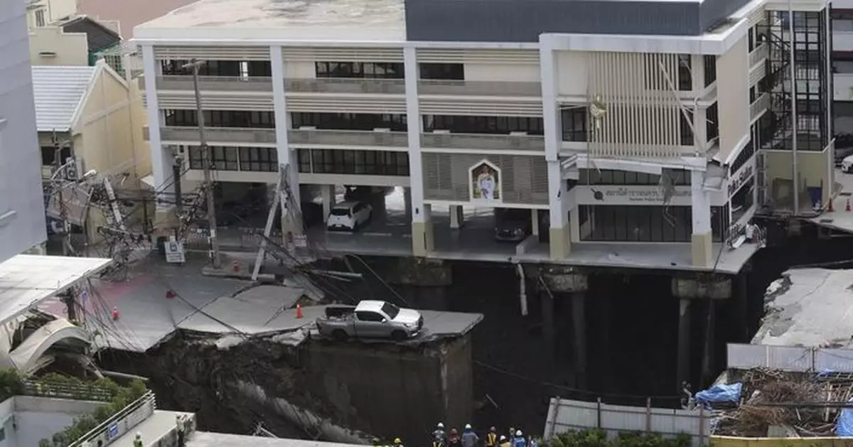 有片！曼谷路面突塌陷現50米巨型天坑 多部車輛電線桿遭瞬間吞沒