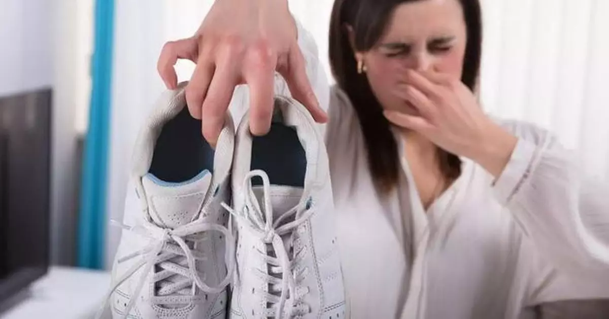 印度科學家研發「紫外線鞋架」有效去臭味 幽默又實用獲搞笑諾貝爾獎