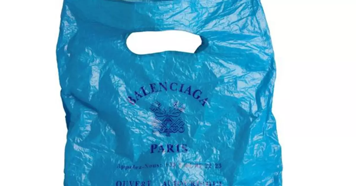 Balenciaga推「可摺疊托特包」外觀神似超市購物袋   價格曝光網友驚呆