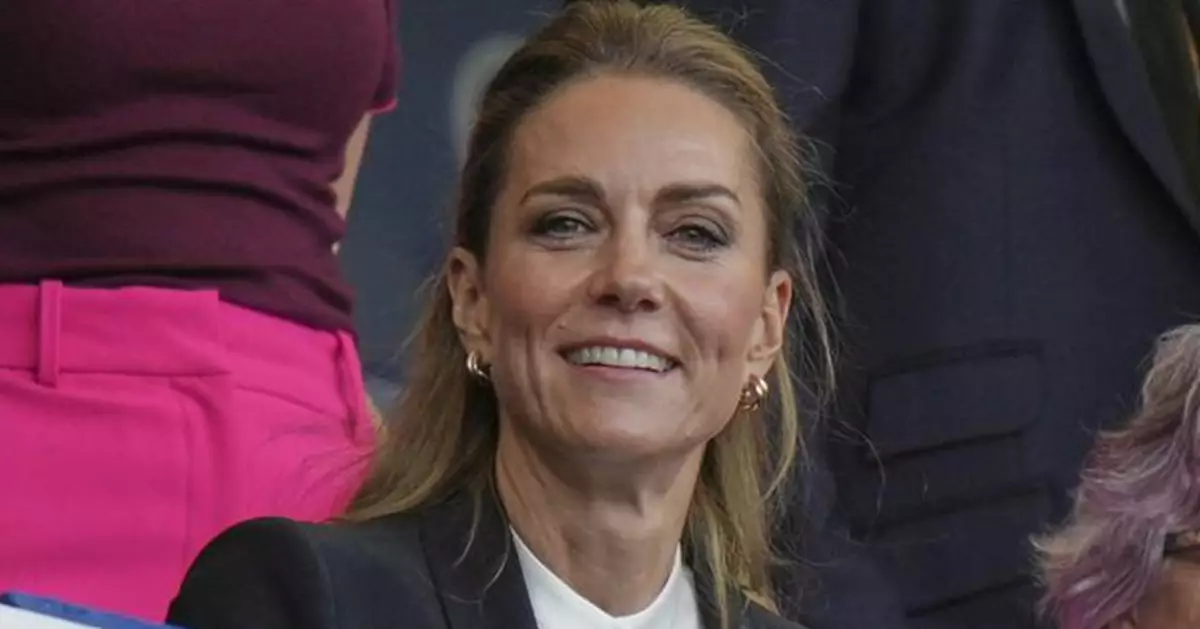 金髮風波後回歸經典！凱特王妃現身橄欖球賽 深棕髮色+全黑造型致敬根德公爵夫人