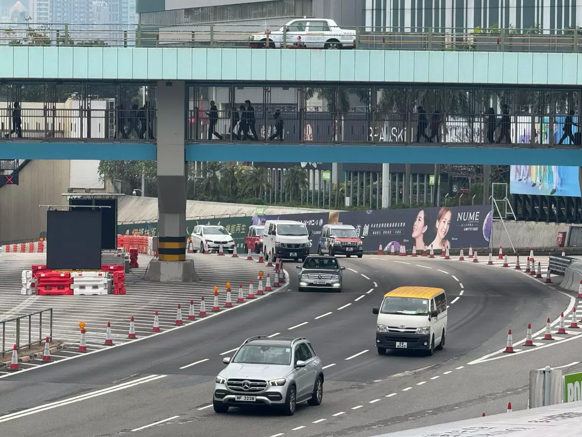 私家車。巴士的報記者攝