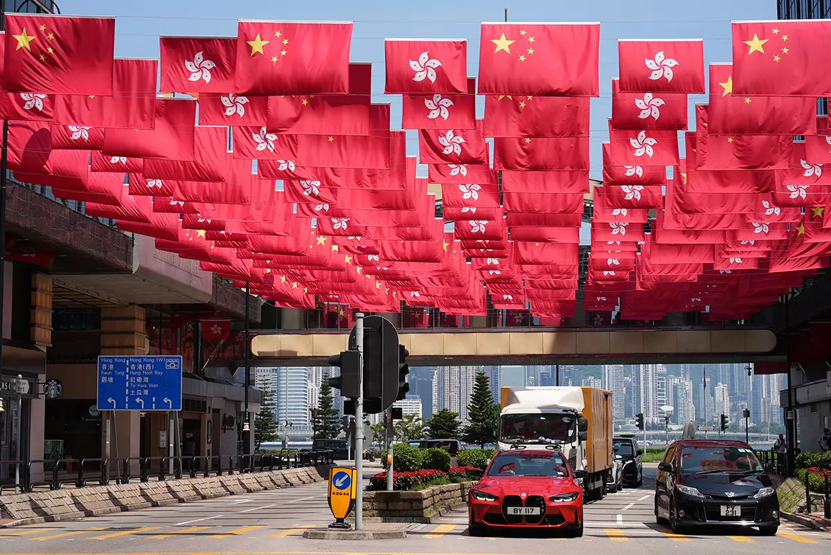 國旗區旗巴士的報記者攝