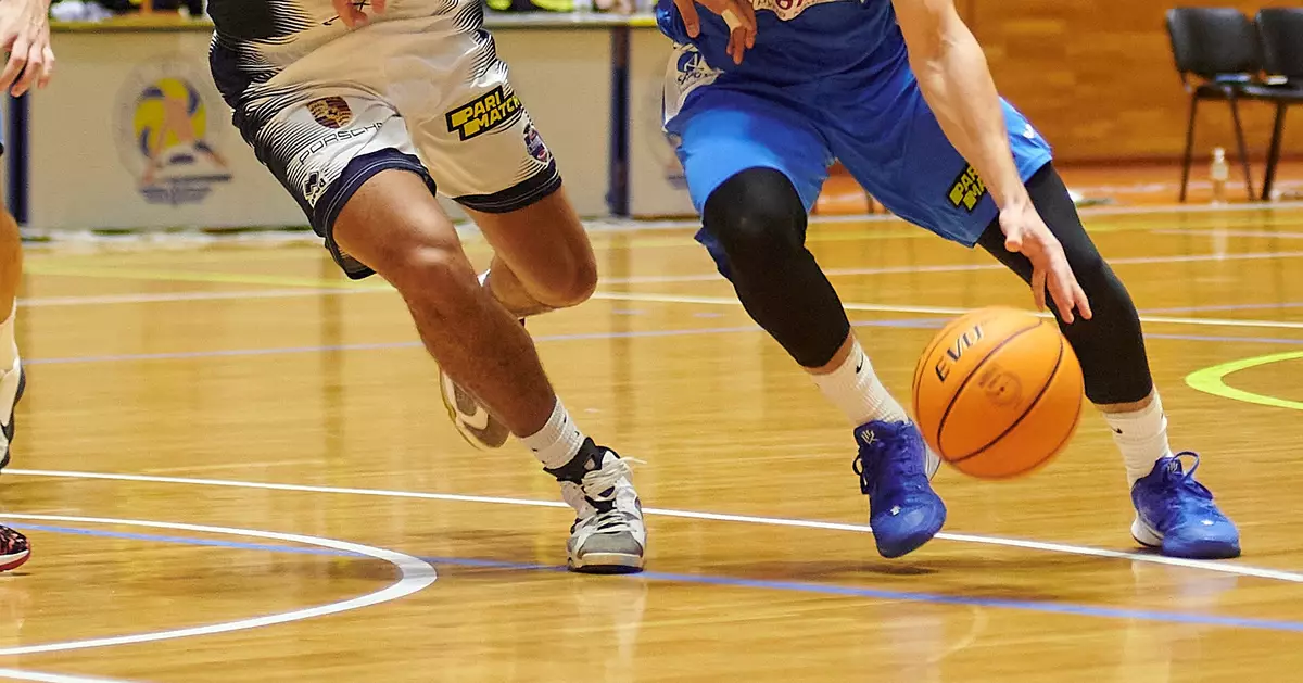 針對室內籃球場及排球場，即日起租用人預訂場地時，必須填寫另外兩名用場人士的資料，並須與其中一人一同簽取場地及在場使用設施。設計圖片