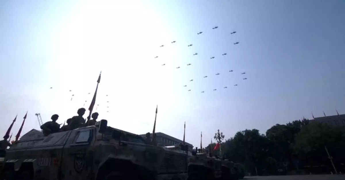 抗戰勝利80周年｜閱兵分列式開始　空中護旗梯隊組成80字樣