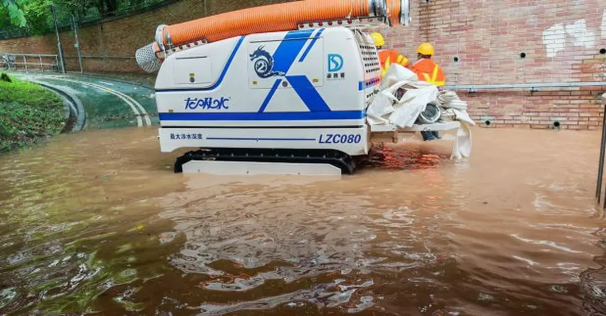 渠務署排水機械人協助處理水浸　路政署中午前清理主要道路塌樹