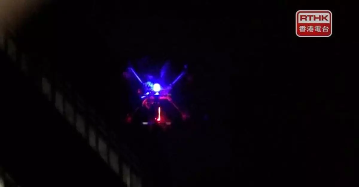 警以無人機廣播籲居民撤離　警員搬運沙包入地盤準備