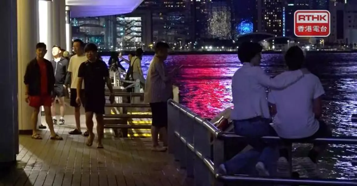 尖沙咀晚上有市民及遊客外出觀景　杏花邨沿岸架設防水板