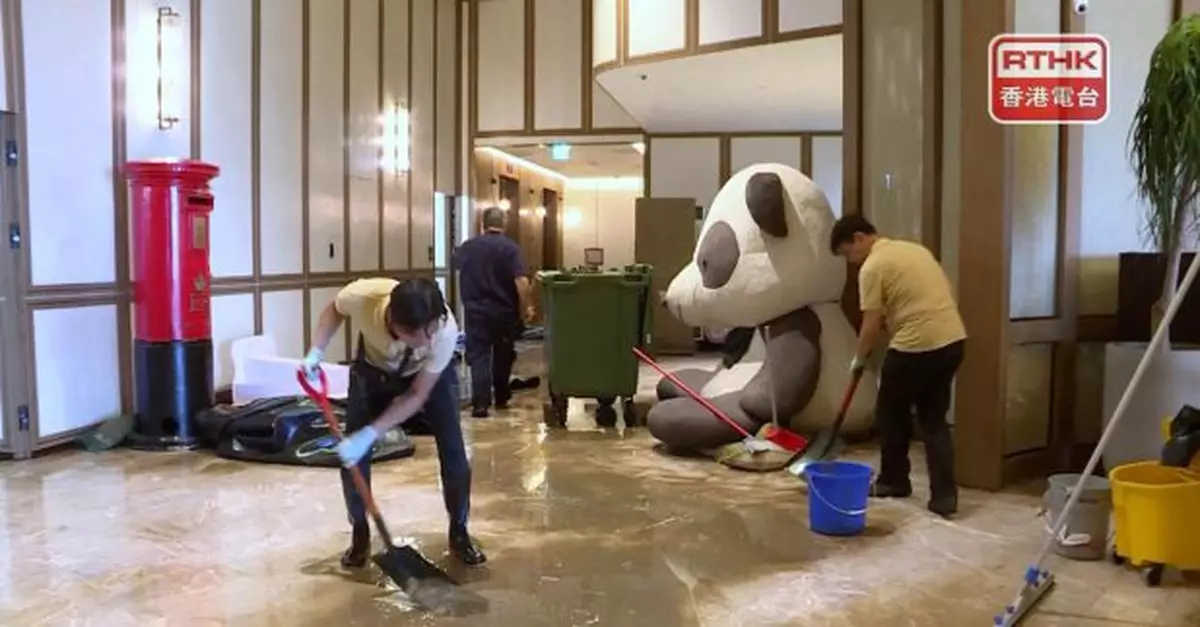 富麗敦海洋公園酒店外留有大量沙石　有住客形容現場一片混亂