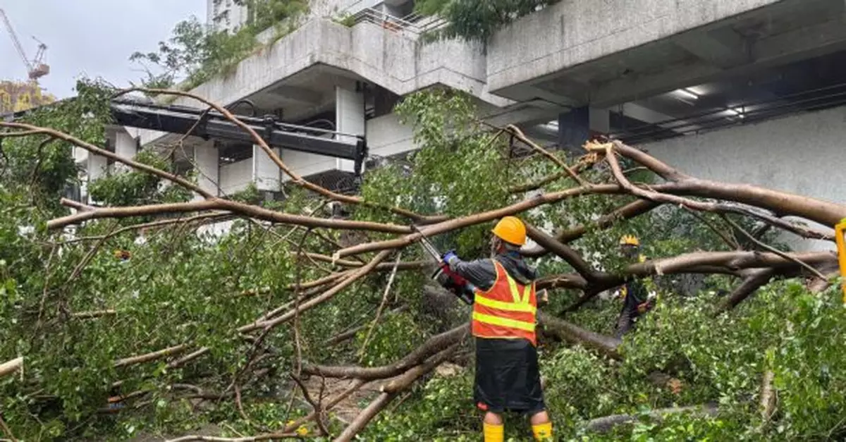 天文台改發三號信號市民晚上外出閒逛　料明天出行或需更多時間