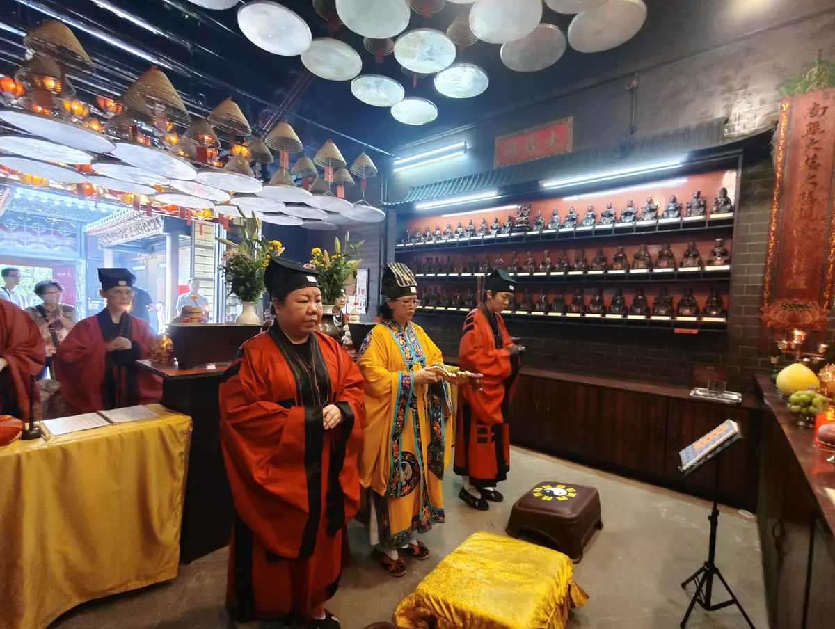 東華三院攜手飛雁洞佛道社 於油麻地天后廟群舉辦「福德轉斗昇運禮」法會 近四百善信參與祈求家宅平安財運亨通