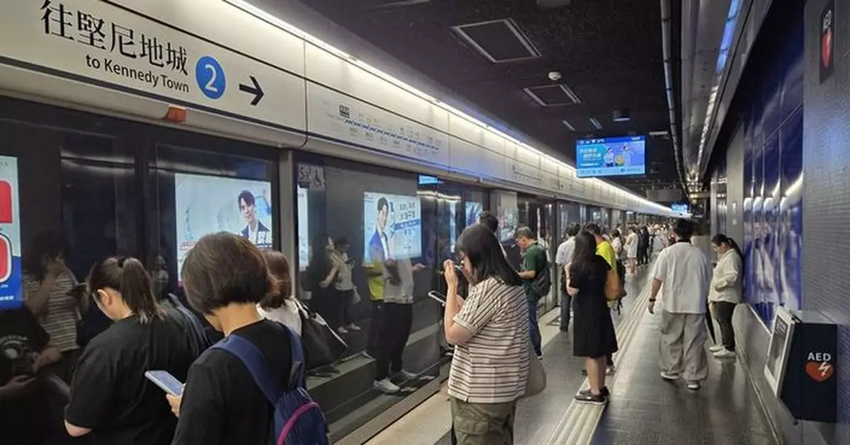 港鐵周日發生乘客企圖打開車門事件 警列公眾地方行為不檢處理