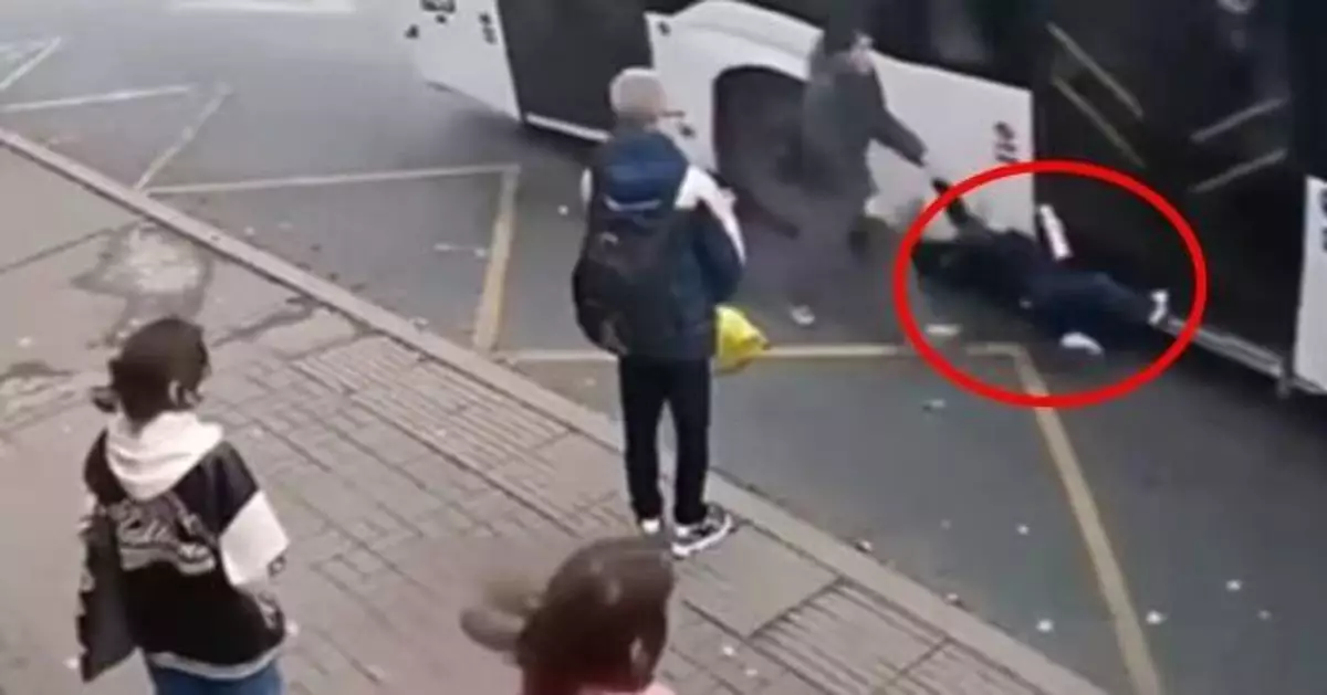 一腳上車司機即關門開走 俄羅斯5歲童搭巴士遭車門夾腿拖行數米