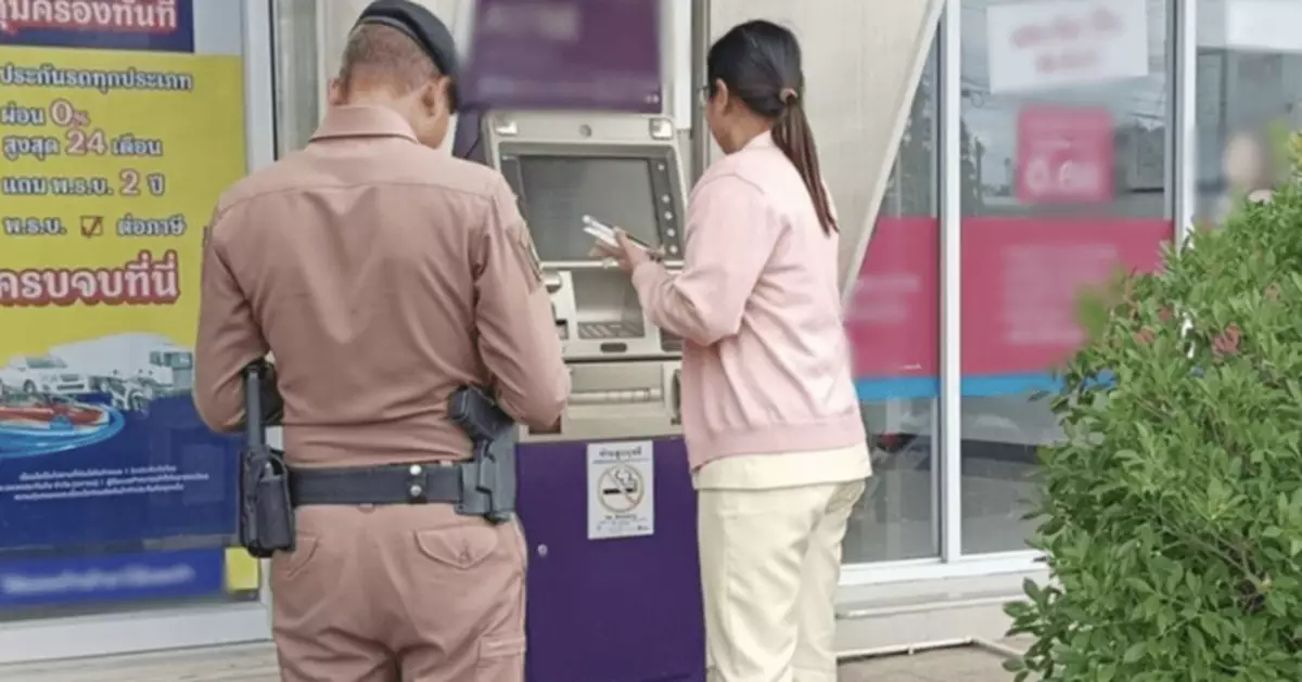 泰護理師ATM取錢驚見毒蛇隨鈔票竄出再被吞回 銀行職員拆機器卻不見蛇蹤