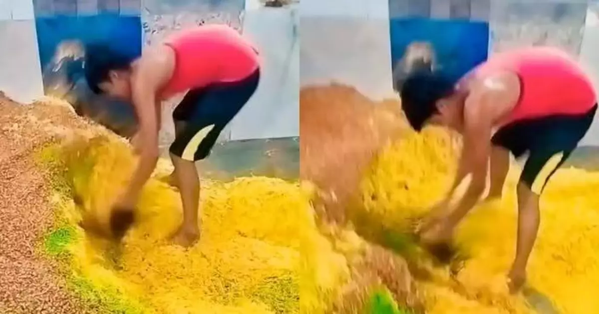 國民小食製作過程曝光 印度零食廠員工徒手拌麵「腳踩原料」惹食安恐慌