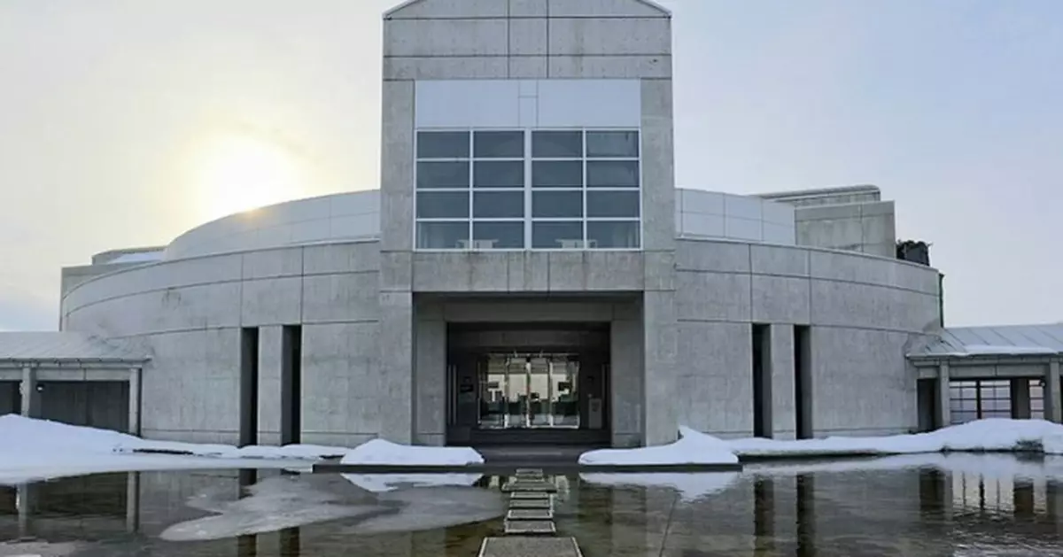 日本一大學圖書館離奇設計曝光 進館需「踏飛石跨水池」遭全網吐槽