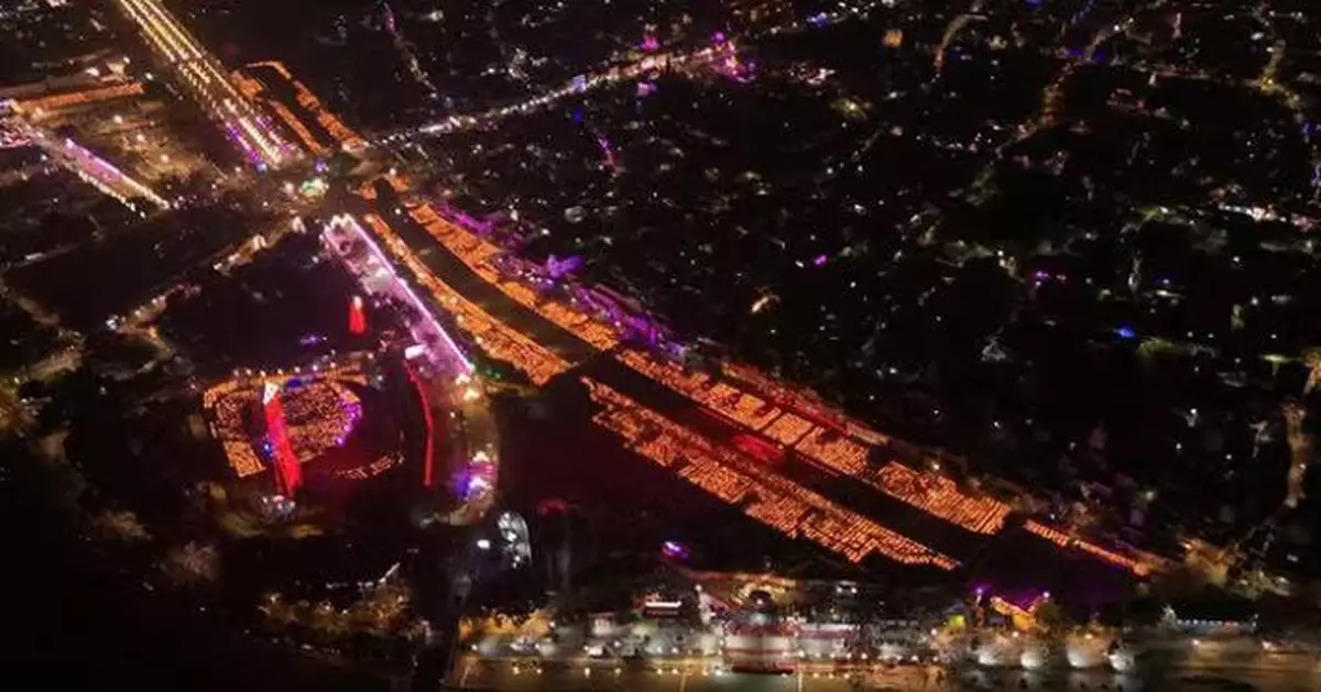 印度點燃逾260萬盞油燈慶「排燈節」 場面壯觀刷新世界紀錄