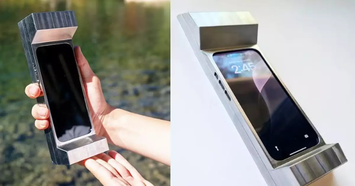 玩太久手勁酸！美公司創新設計近3KG手機殼重如啞鈴 助戒手機成癮