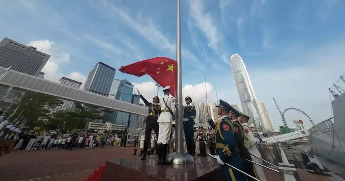 國慶76周年 解放軍駐港部隊舉行升旗儀式
