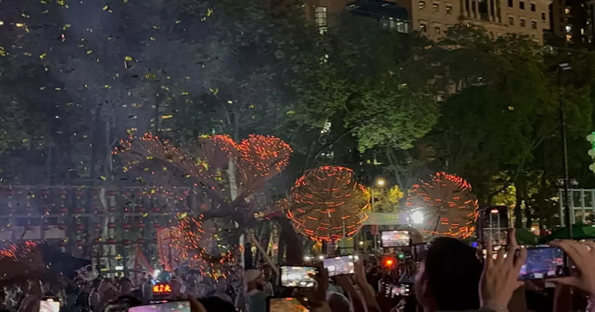 大坑火龍舞到維園 市民駐足觀看