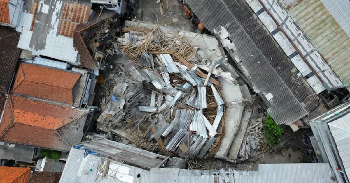 印尼學校倒塌事件增至54人死亡 仍有十多人失蹤