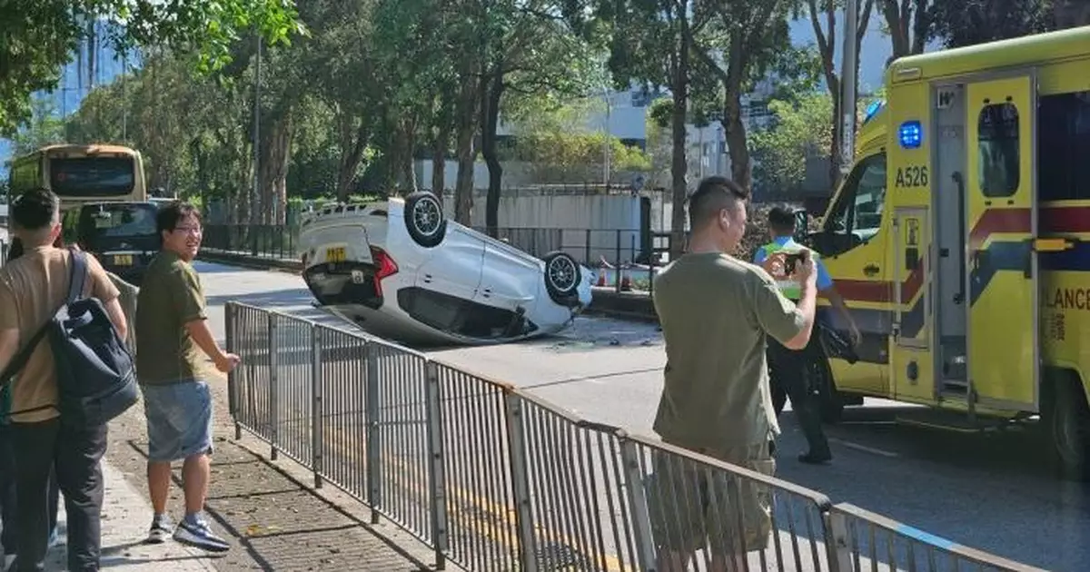 私家車大埔失控撞壆反轉　司機輕傷拒送院