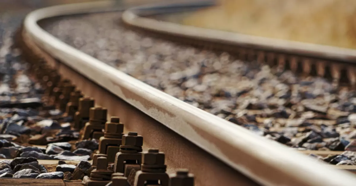 印度15歲少年鐵軌旁為「與火車同框」 錯估距離母眼前遭撞斃