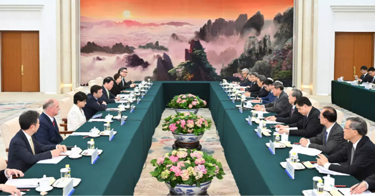 會見多名跨國公司負責人 何立峰﹕歡迎跨國企業擴大在華投資