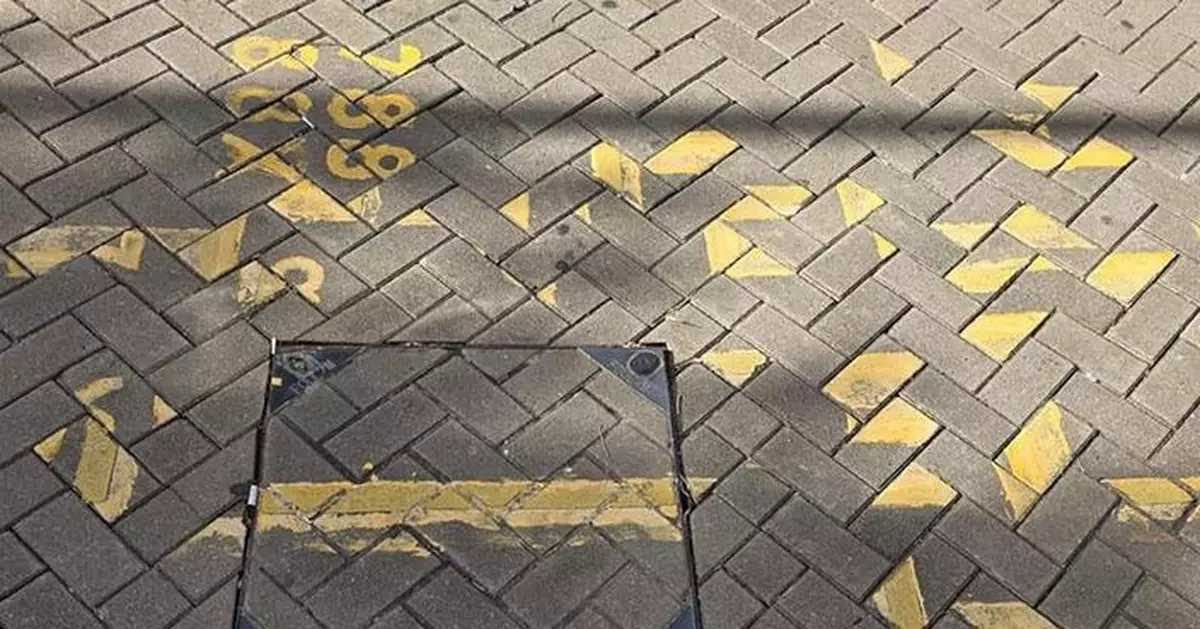 巴士站排隊線疑重鋪地磚而「散落」一地 網笑：puzzle game終於有用處