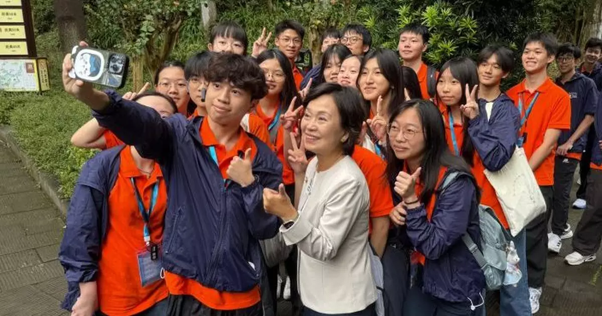 教育局局長蔡若蓮率領高中公民科學生內地考察團到訪重慶