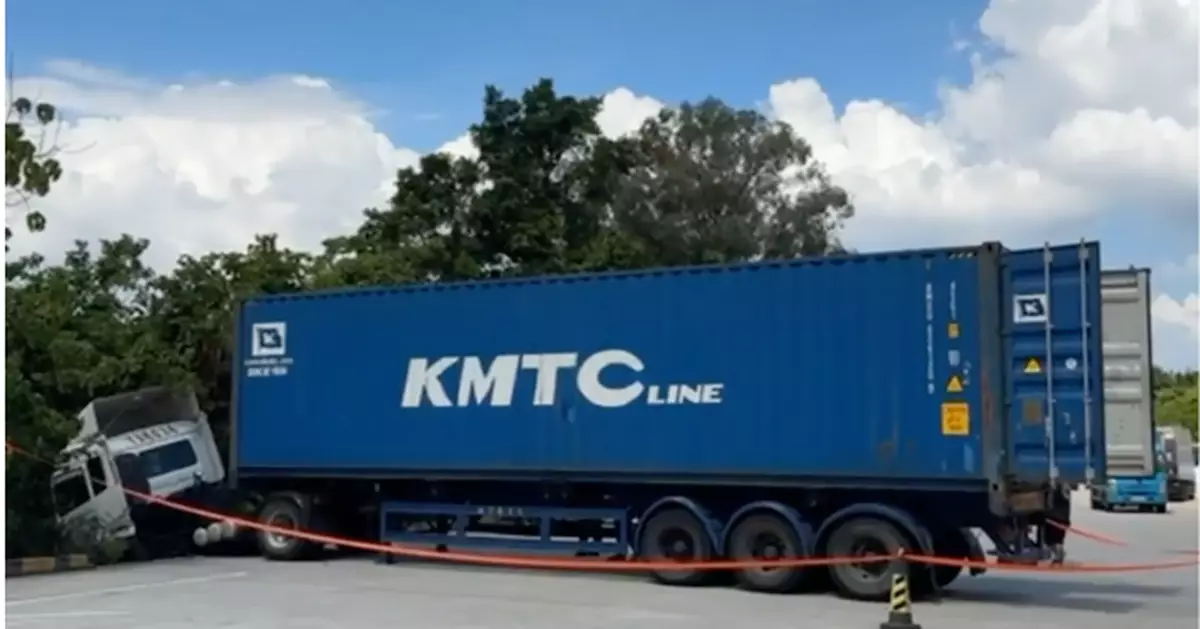 天水圍71歲貨車司機遭溜前貨車輾過 送院後證實死亡