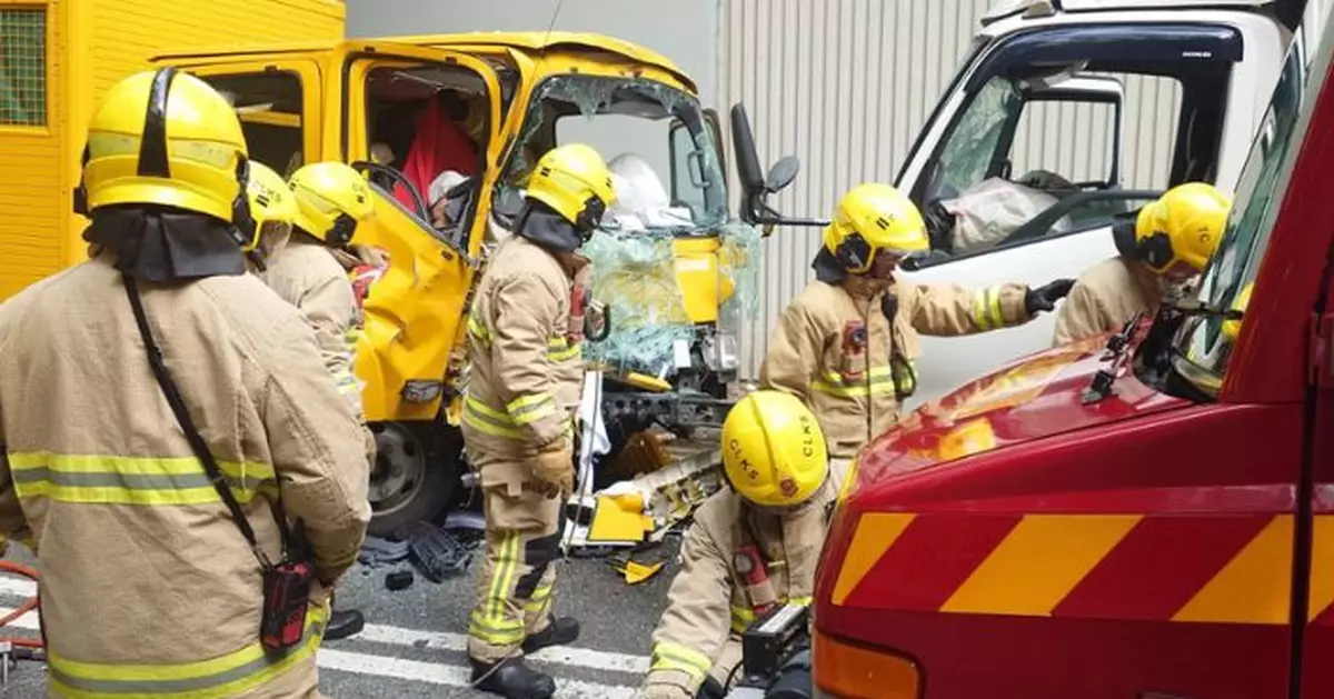 東涌兩部輕型貨車相撞5傷