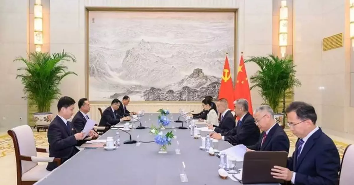 中共中央對外聯絡部部長劉海星晤北韓駐華大使李龍男